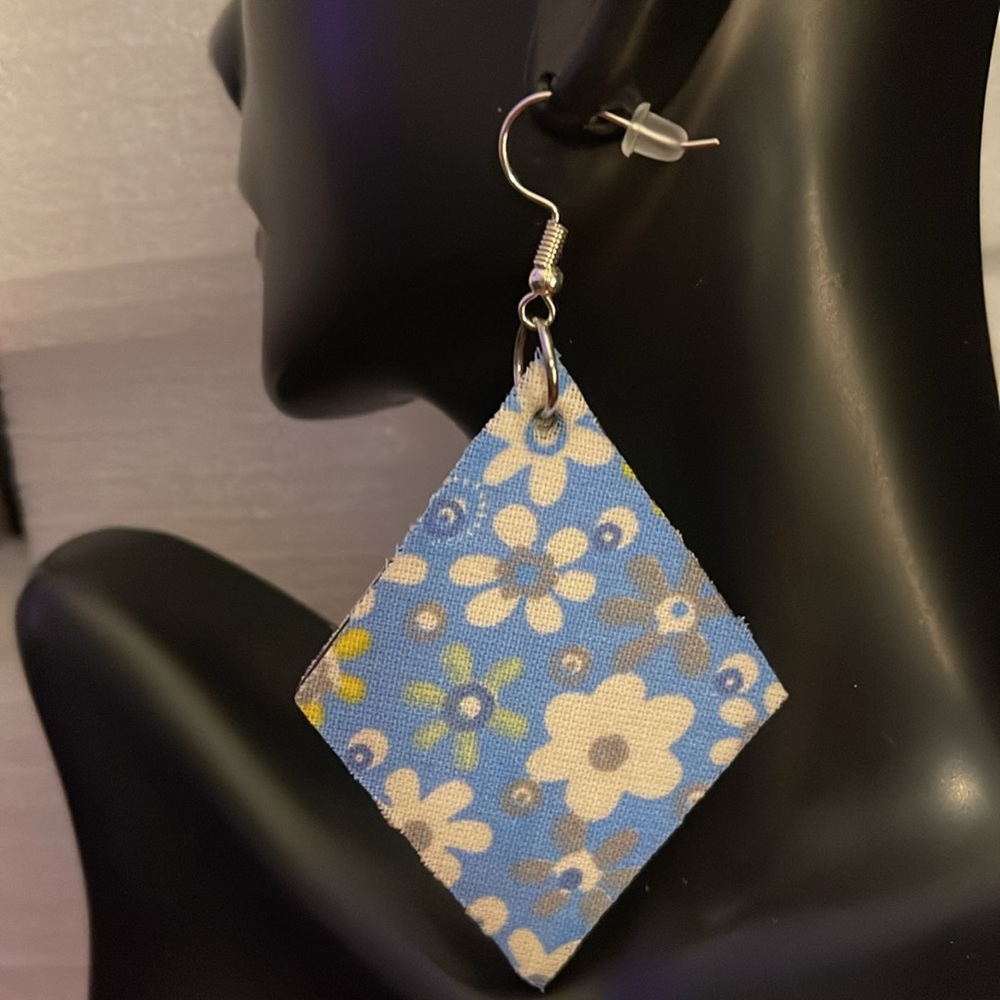 Earrings - Picture 2 of 4